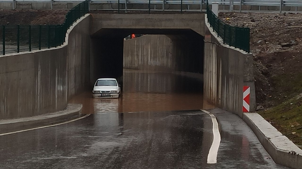Aşırı yağışlar köprüleri yıktı, köye ulaşım kapandı
