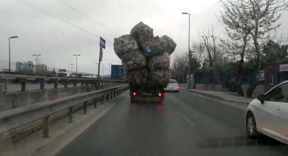 Aşırı yüklenen kamyon görenleri şaşkına çevirdi