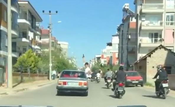 Asker uğurlama konvoyunda araçtan sarkıp, binaların arasında havaya ateş etti