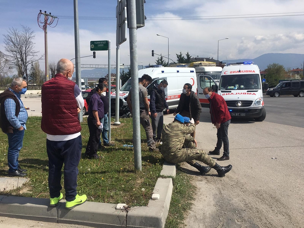 Askeri ambulans otomobille çarpıştı: 5 yaralı