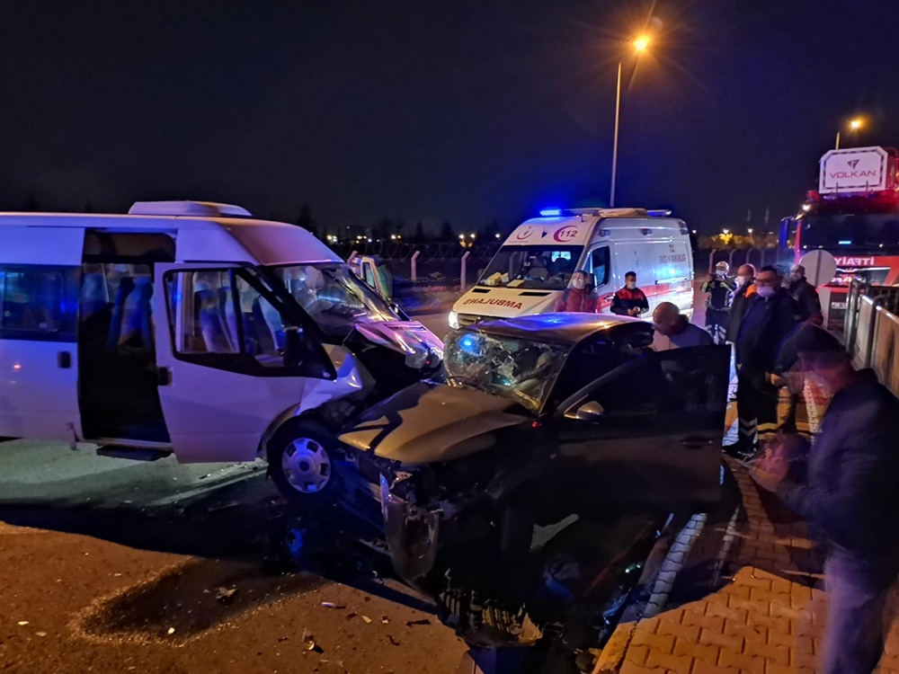 Askeri personel taşıyan minibüs ile otomobil çarpıştı: 8 yaralı