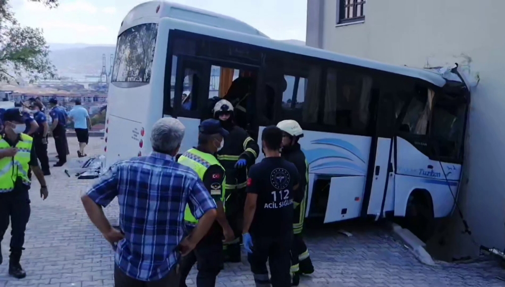 Askerleri taşıyan midibüs kaza yaptı: Çok sayıda yaralı var