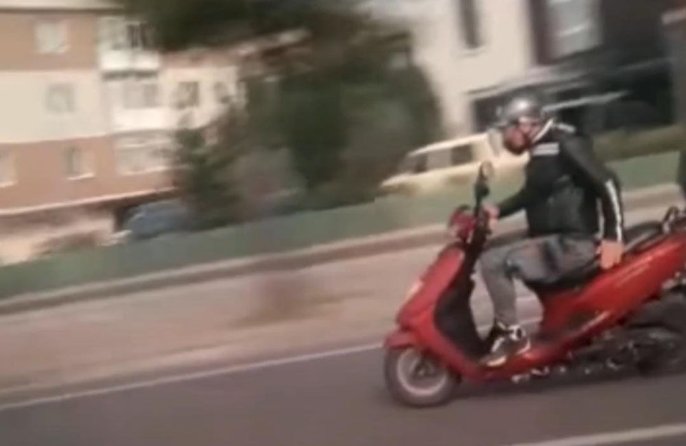At koşturur gibi motor süren adamın ilginç anları