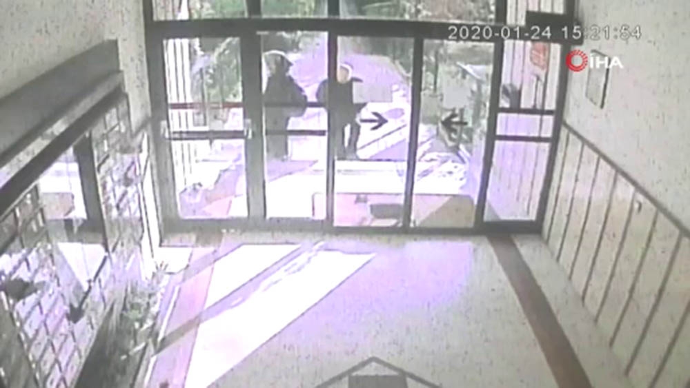 Ataköy’de bir şahıs kediye tekme attı, o anlar kameraya yansıdı