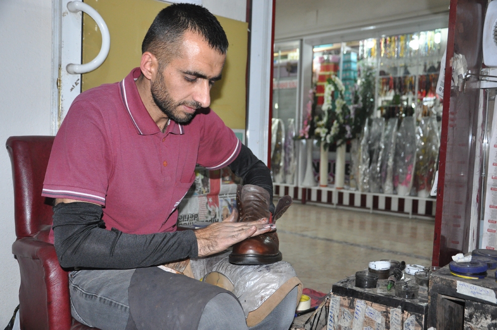 Atanamayan Öğretmen Adayı Ayakkabı Boyacısı Oldu