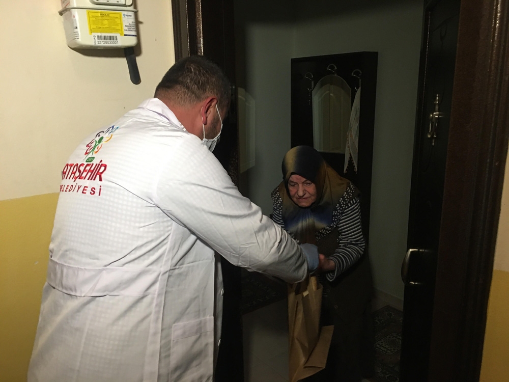 Ataşehir’de 65 yaş üstü vatandaşlara ve ihtiyaç sahiplerine yemek dağıtılıyor