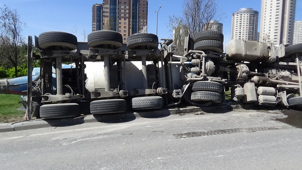 Ataşehir’de beton mikseri devrildi, sürücü araç içerisinde sıkıştı