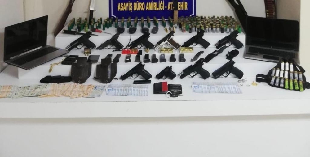 Ataşehir’de cephaneye çevrilen eve polis operasyonu