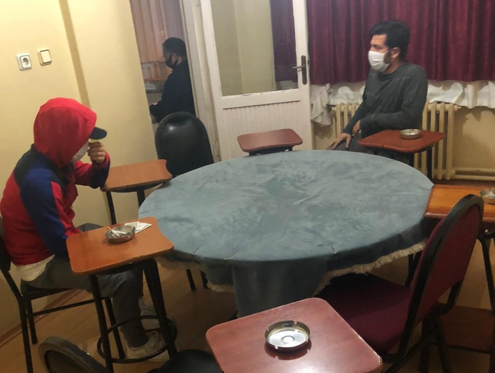 Ataşehir’de kumar oynanan adrese baskın: 19 kişiye para cezası verildi