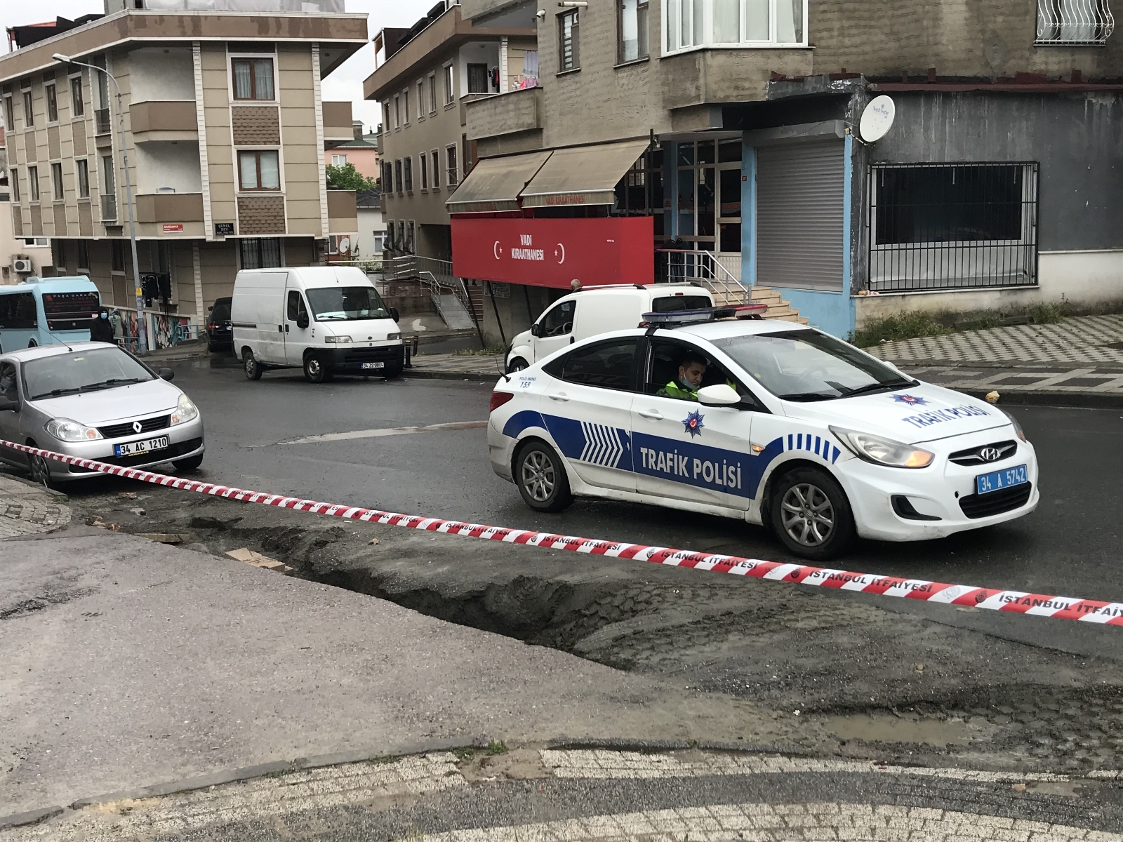 Ataşehir’de şiddetli yağış yolda çökmeye neden oldu