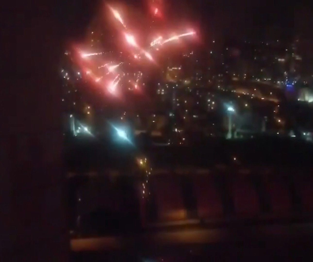 Ataşehir’de ’tam kapanma’da havai fişek gösterisi