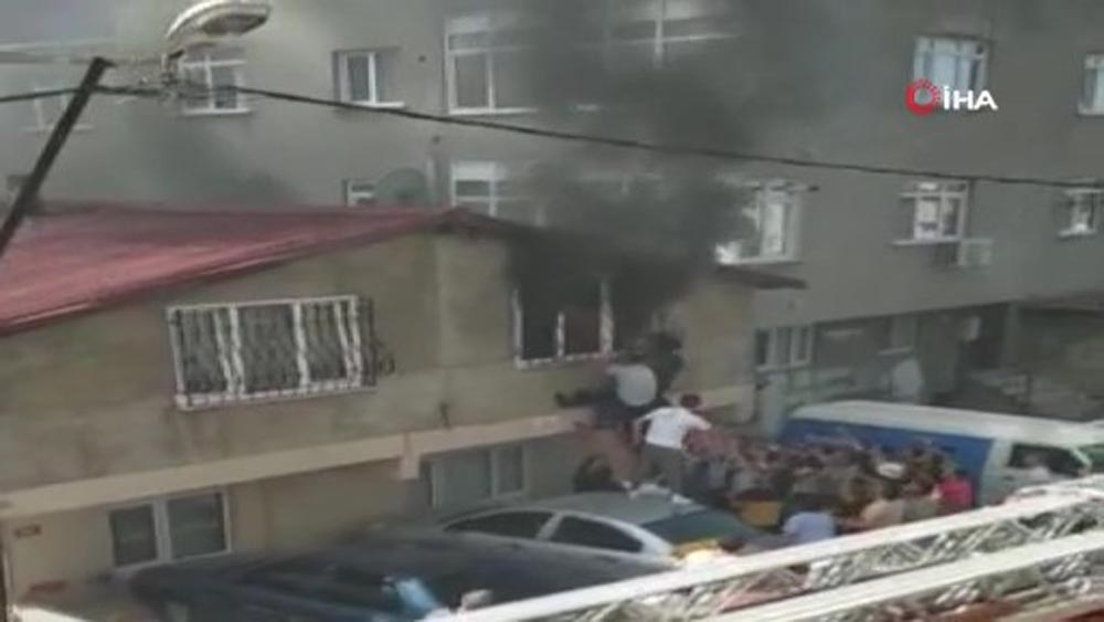 Ataşehir’de yangın çıkan evde can pazarı kamerada