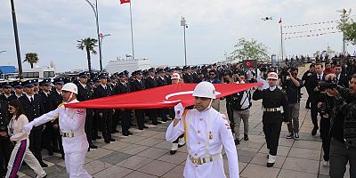 Atatürk'ü temsil eden bayrak Samsun'da karaya çıkarıldı