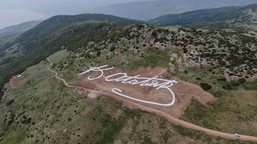 Atatürk’ün dev imzası Gemlik’in zirvesinde