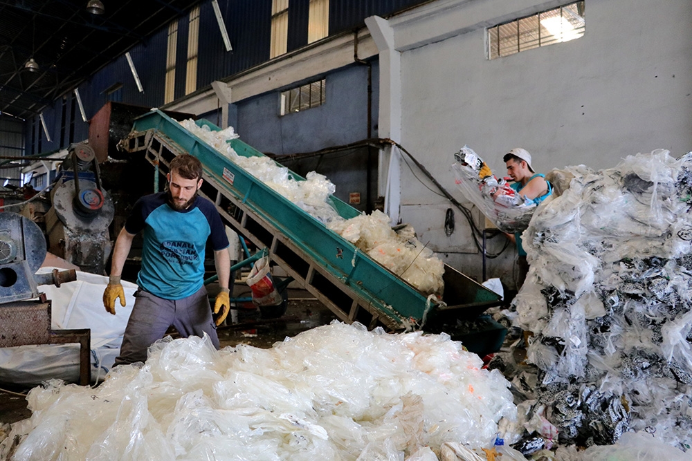 Atık hurda plastikler ham maddeye dönüşüyor