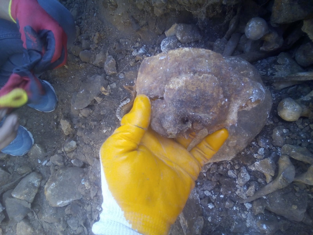 Atık su kanalı kazısında insan kemikleri, mermi ve çürümüş çarıklar bulundu
