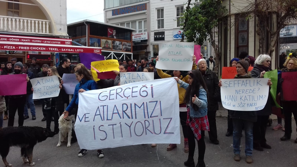 Atlı faytonları geri isteyen ada sakinleri ile faytoncular gösteri düzenledi