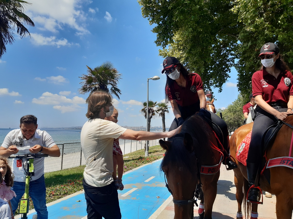 Atlı polislerden maske ve sosyal mesafe uyarısı