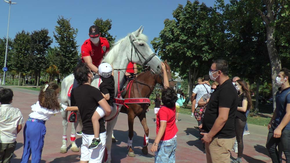 Atlı polislere çocuklardan yoğun ilgi