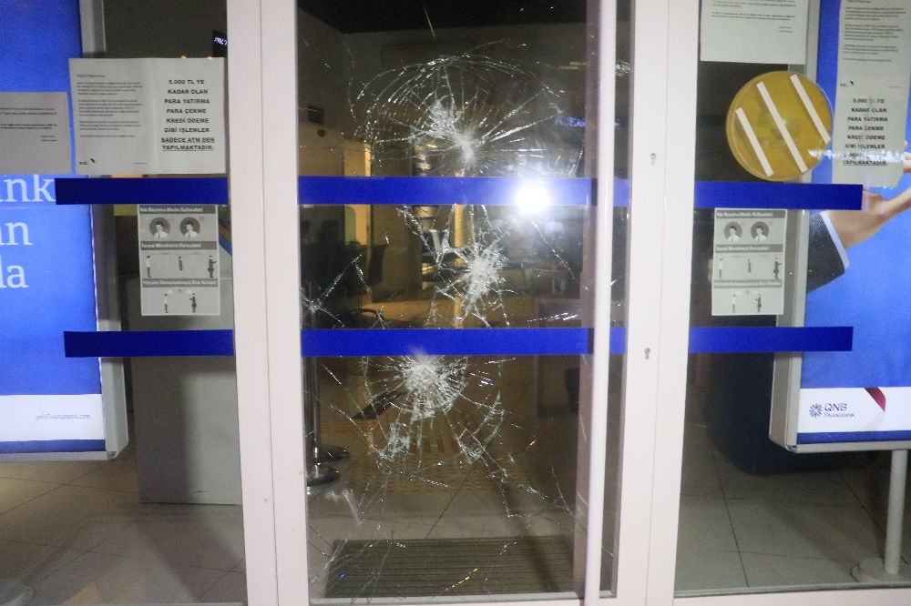 ATM kartını yutunca yetkiliye ulaşmak için bankanın camını kırdı