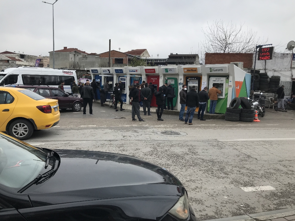 ATM önünde vatandaşların sosyal mesafeye uymamaları dikkat çekti