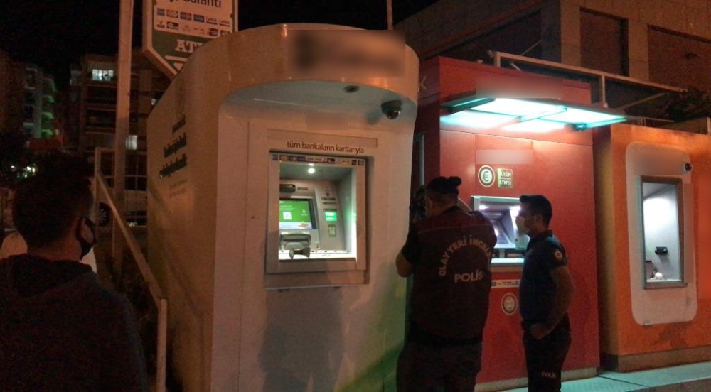 ATM’ye yerleştirilen kameralı kopyalama aparatını vatandaşın dikkati ortaya çıkardı