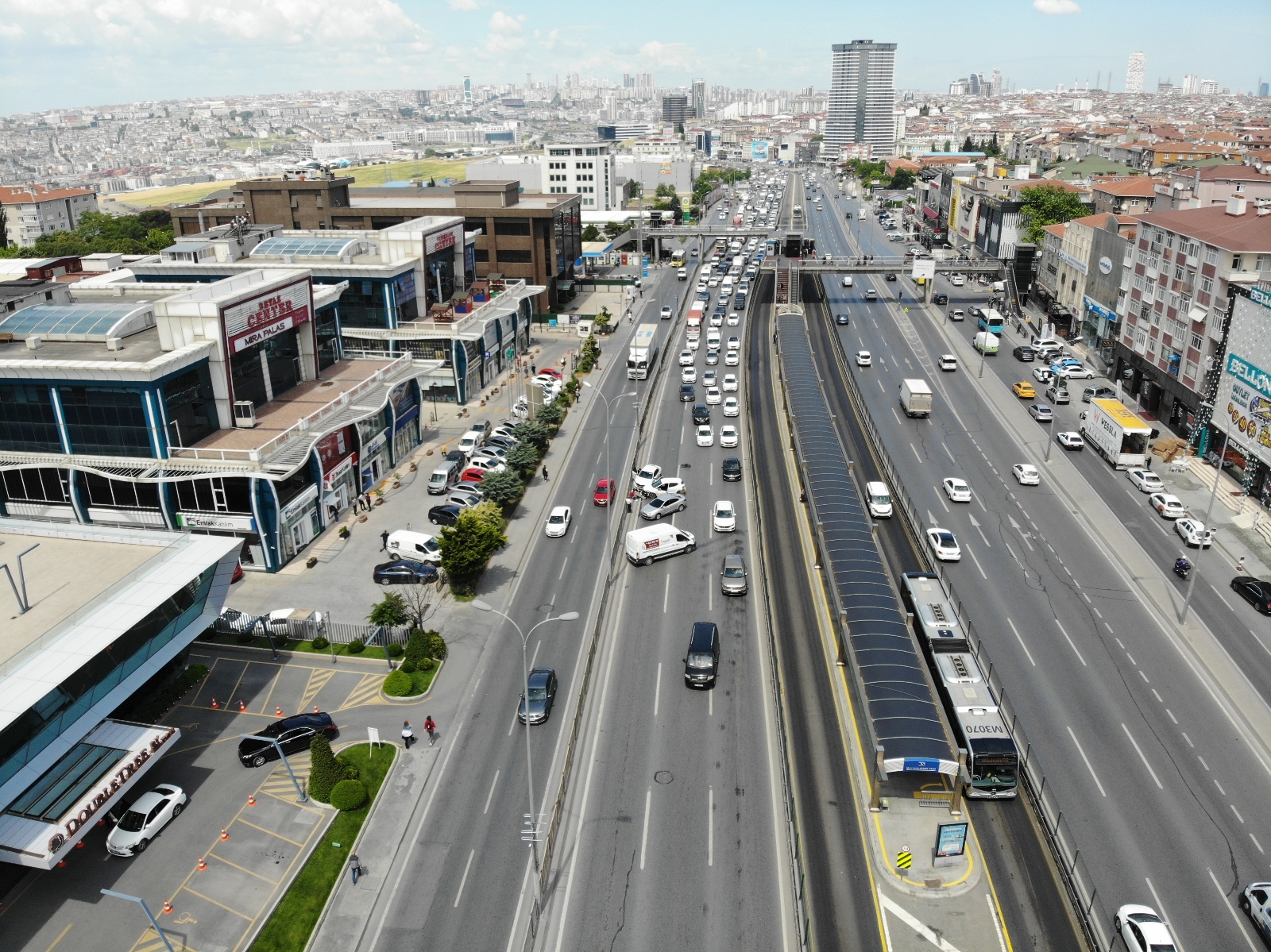 Avcılar E-5’te zincirleme trafik kazası: Trafik kilitlendi