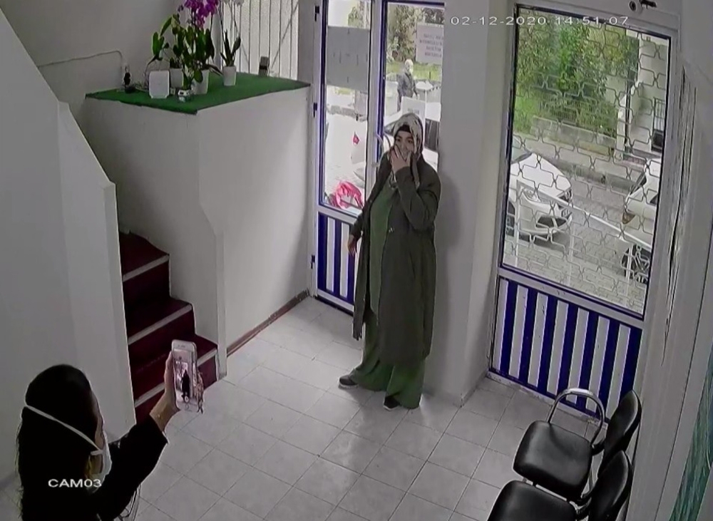 Avcılar’da aile sağlığı merkezinde doktora saldırı kamerada