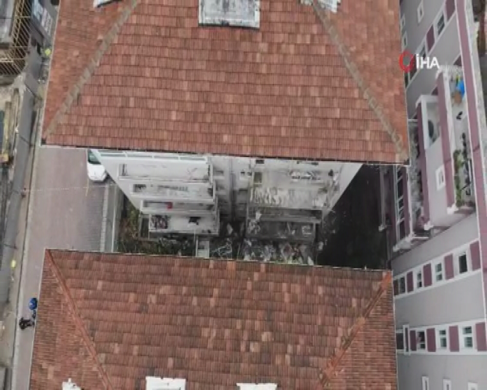 Avcılar’da balkonları çöken bina havadan görüntülendi
