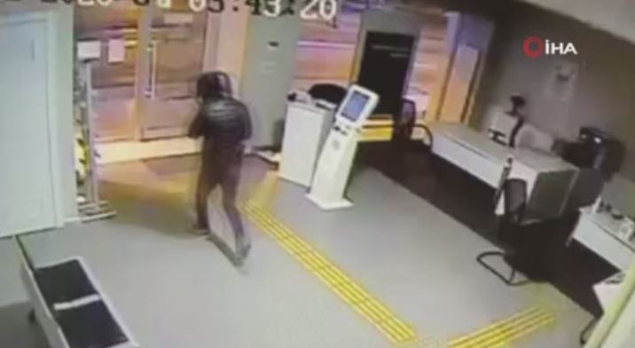 Avcılar’da bankada soygun girişimi kamerada