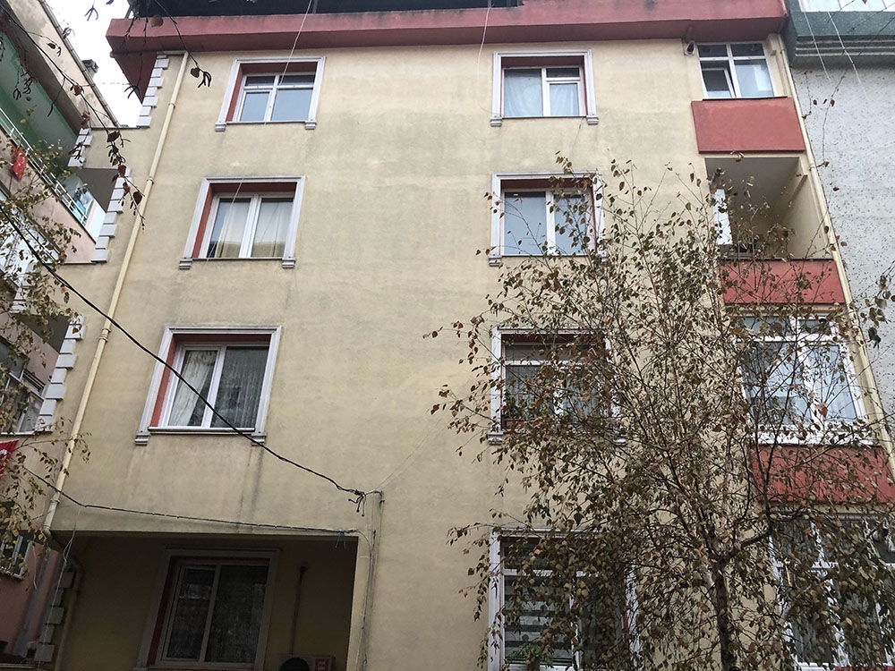 Avcılar’da bir binada deprem sonrası çatlak meydana geldi