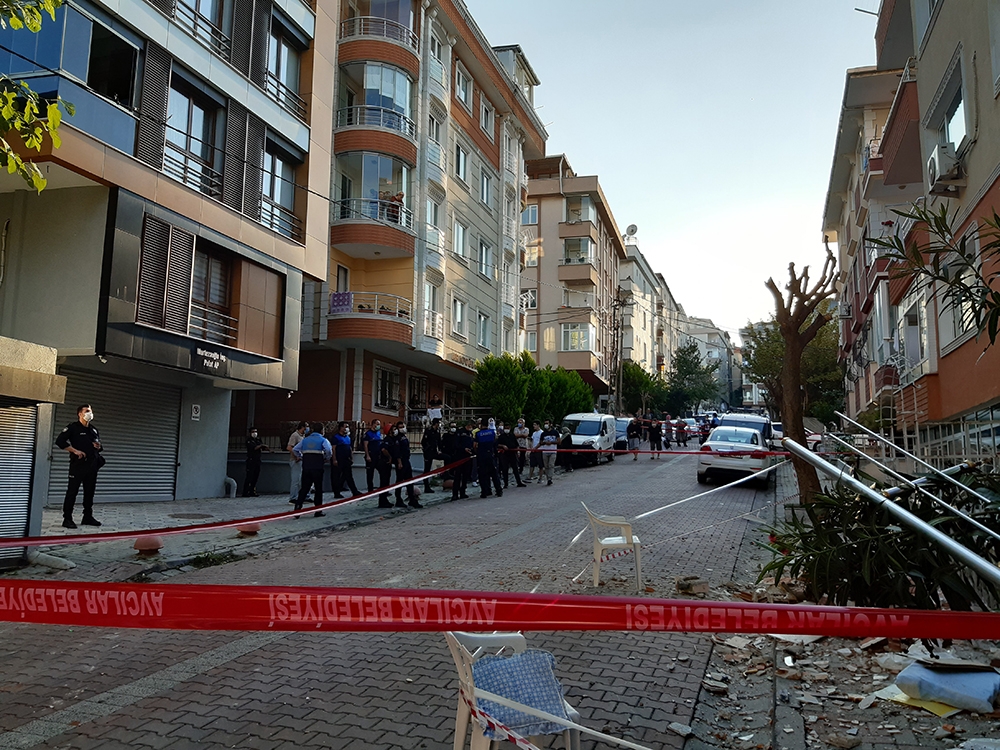Avcılar’da bir binanın balkonu çöktü
