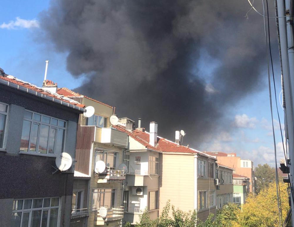 Avcılar’da bir binanın çatı katı alev alev yandı