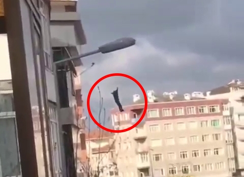 Avcılar’da bir kişi 5 katlı binadan atladı