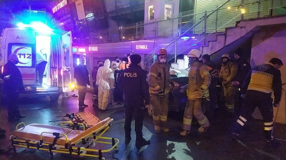 Avcılar’da bir otomobil AVM girişindeki merdivenin altına saplandı: 3 yaralı