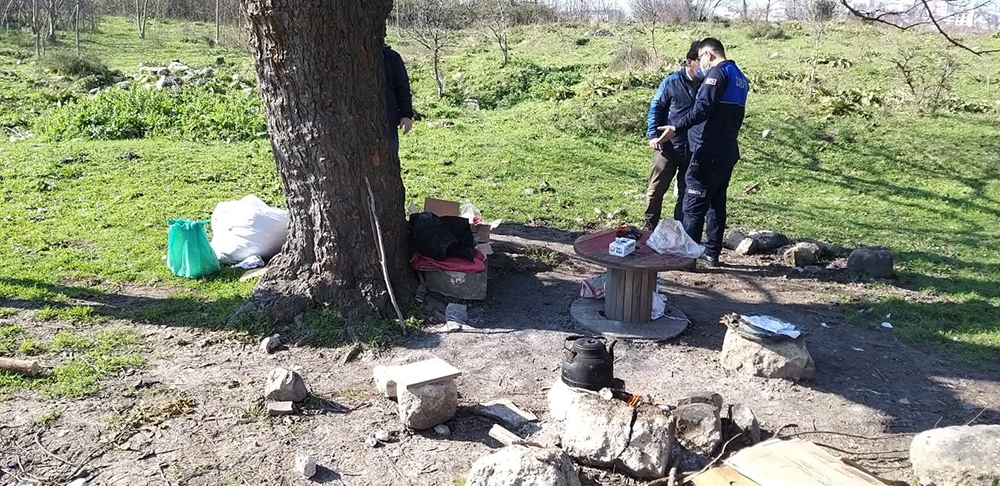 Avcılar’da define kazısı yaparken zabıta ekiplerine yakalandılar