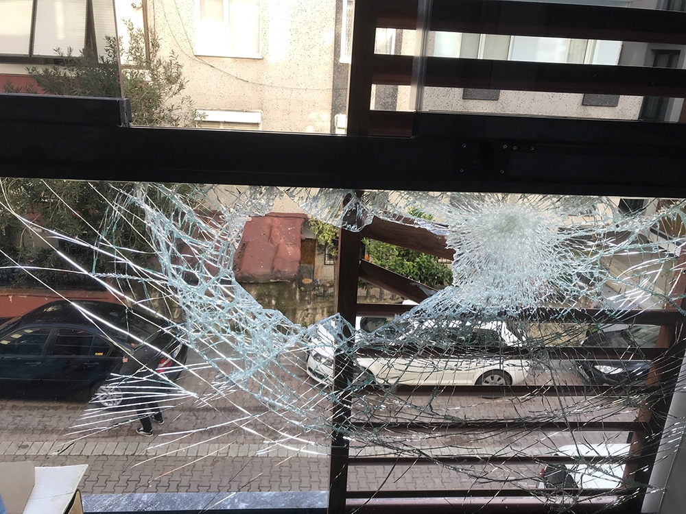Avcılar’da fırtına çatıdaki kamelyayı uçurdu