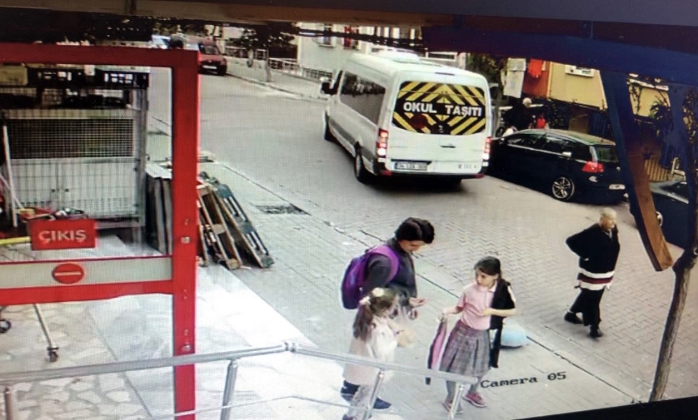 Avcılarda Geri Manevra Yapan Servis Şoförü Yaşlı Kadına Çarptı