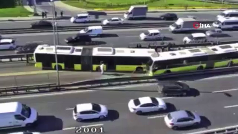 Avcılar’da iki metrobüs kafa kafaya çarpıştı: 4 yaralı