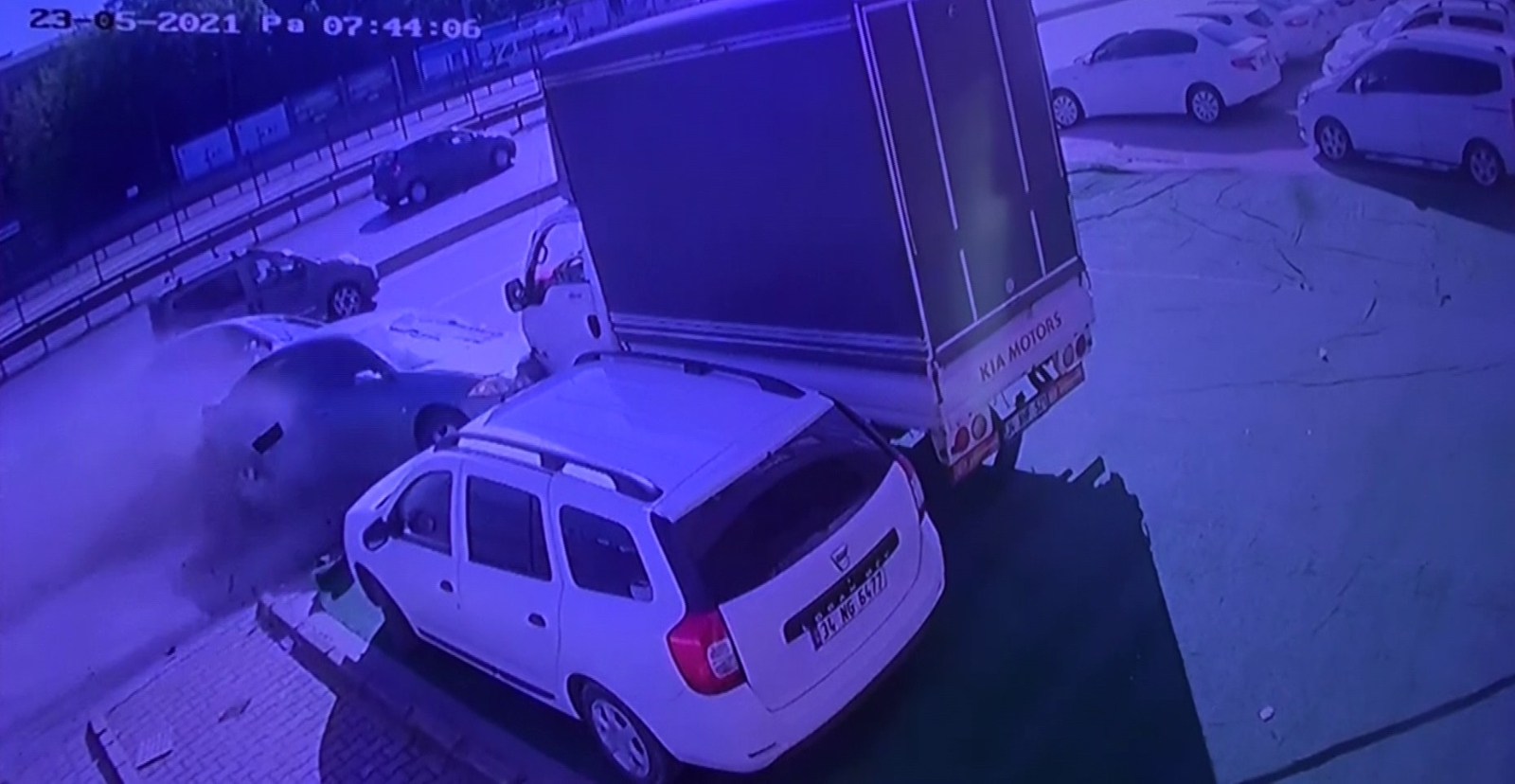 Avcılar’da makas atan sürücü dehşet saçtı, 12 araç hasar gördü
