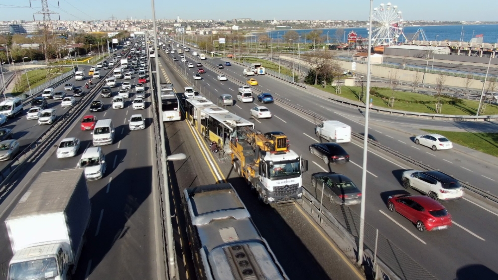 Avcılar’da metrobüs kazası: 4 yaralı