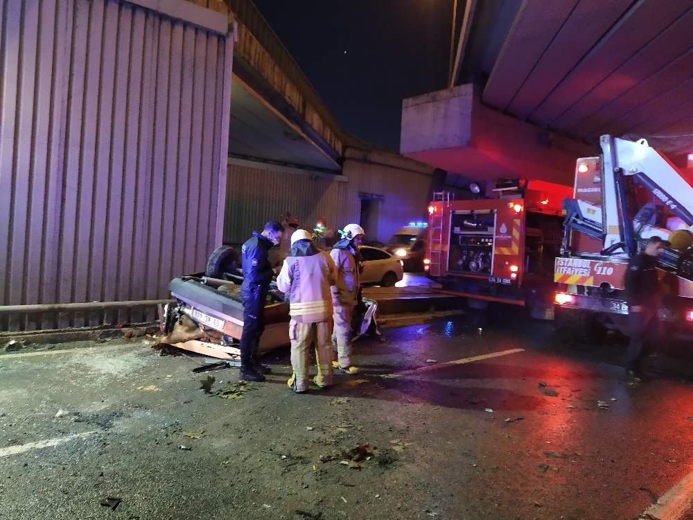 Avcılar’da otomobil köprüden uçtu: 1’i ağır 3 yaralı