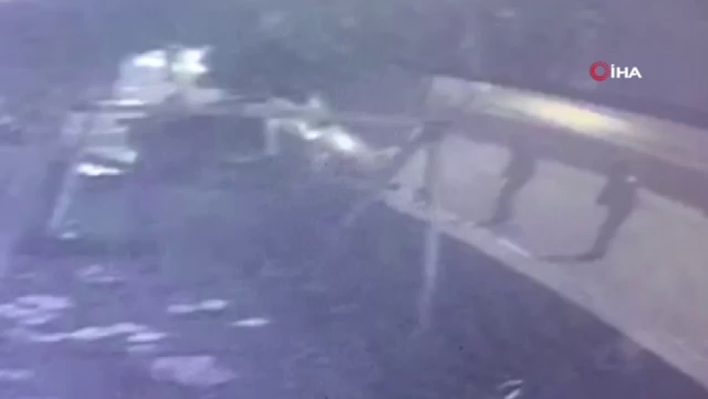 Avcılarda Otomobil Restoranın Bahçesine Böyle Daldı