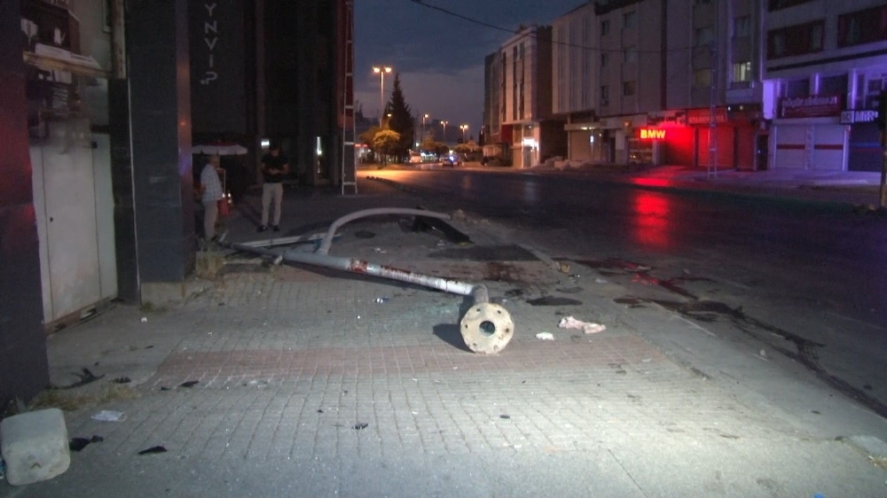 Avcılar’da otomobil trafik lambasına çarptı:1’i ağır 2 yaralı