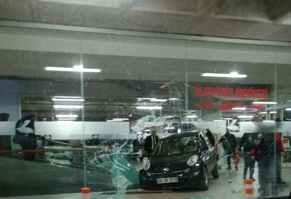 Avcılar’da otoparkta kaza: Sürücü AVM’ye daldı