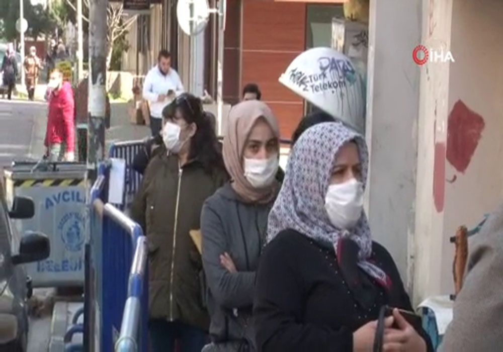 Avcılar’da PTT önünde uzun kuyruk oluştu