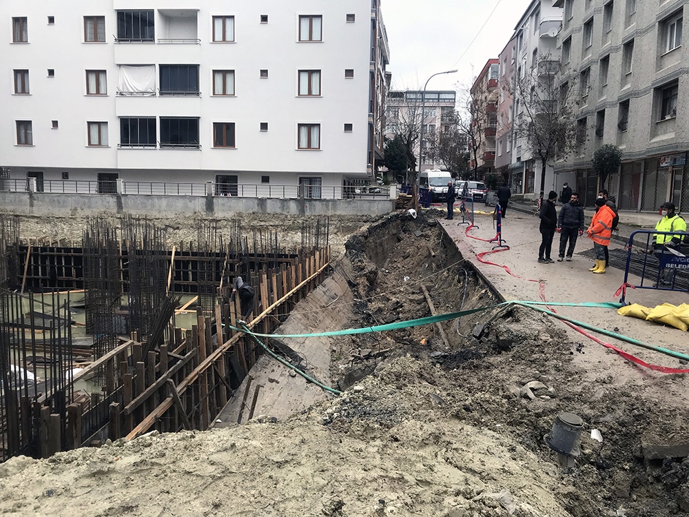 Avcılar’da yağış nedeniyle inşaatın istinat duvarı çöktü