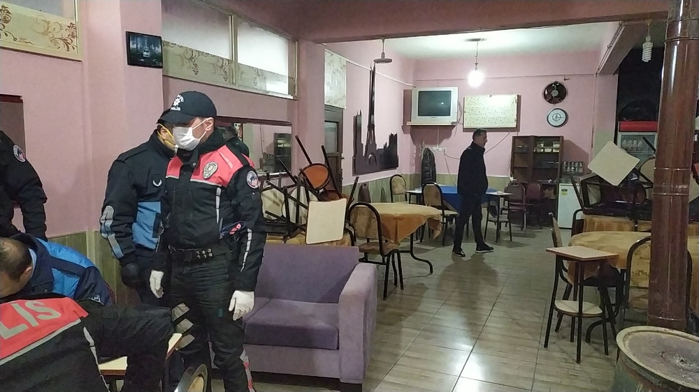 Avcılar’da yasağa rağmen açık olan kıraathaneye baskın