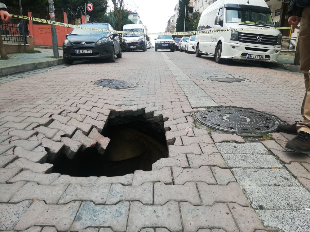 Avcılar’da yol çökmesi