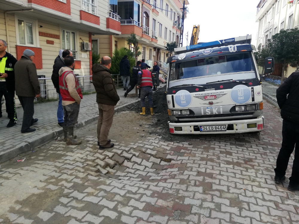 Avcılarda Yol Çöktü, Kamyon Mahsur Kaldı